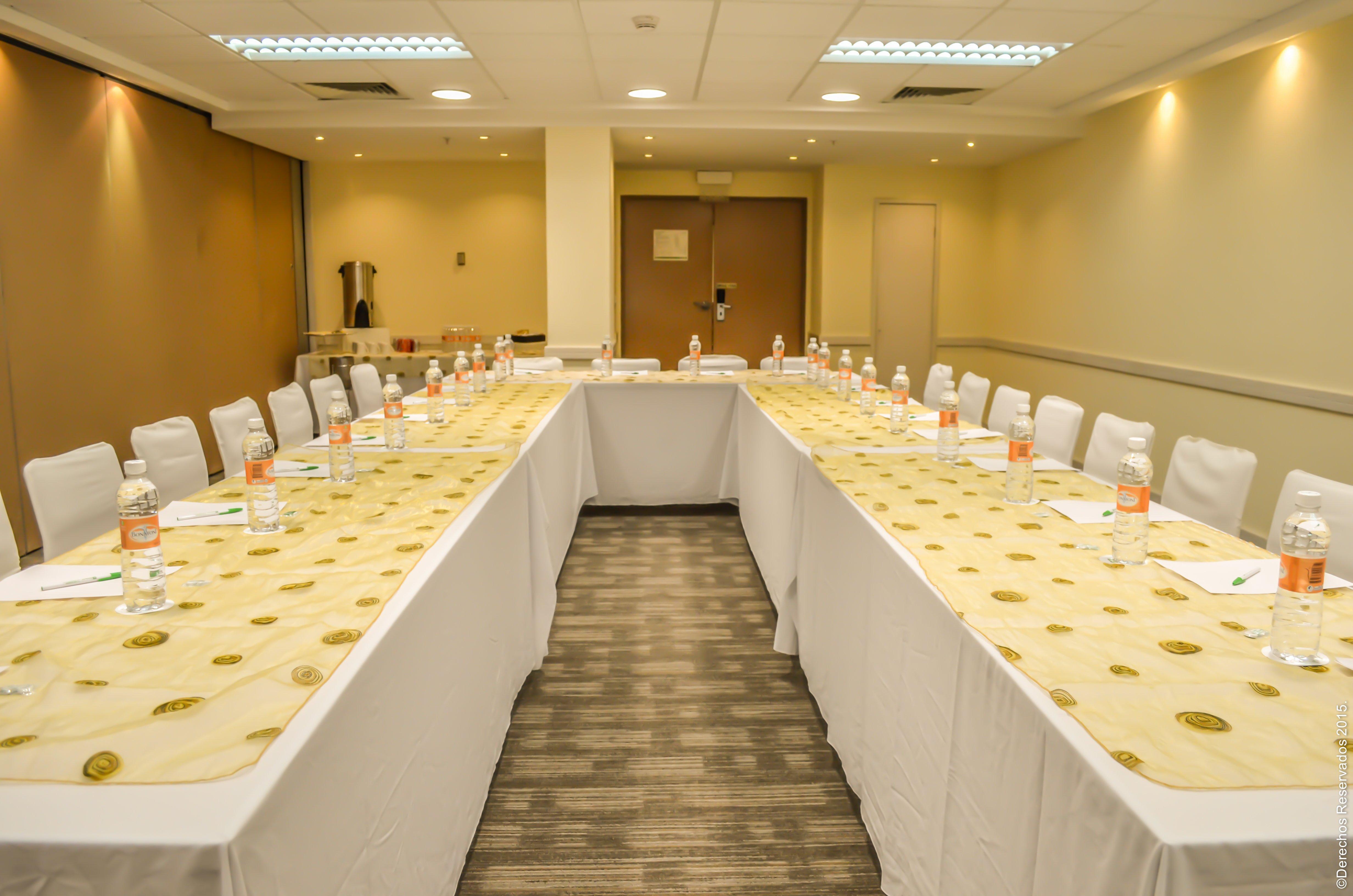 Holiday Inn Leon-Convention Center By Ihg Exterior photo